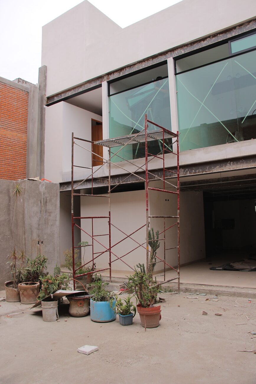 Fachada de Casa Olinka durante la remodelación